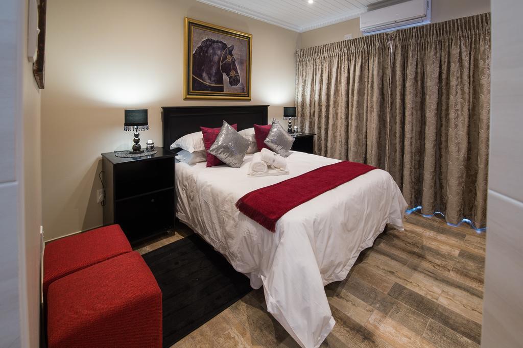 Kings Halt Hotel Bloemfontein Bagian luar foto