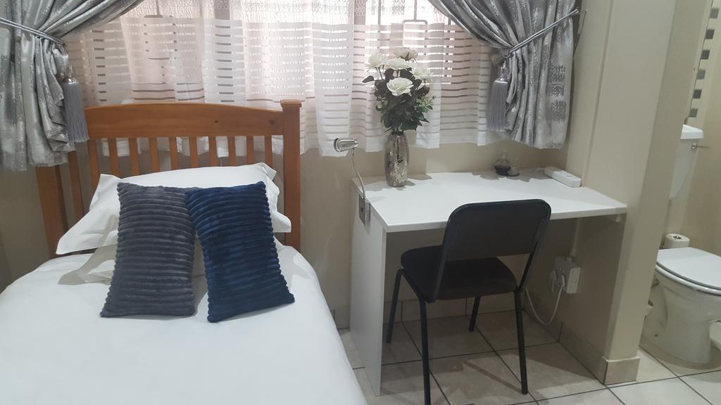 Kings Halt Hotel Bloemfontein Bagian luar foto